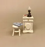 Miniature Taburet Hvid, ny, lav, 2703, rund, Miniature, skammel, taburet, fodskammel, gymnastikskammel, nisser, nisserne, nissedør, nissebo, nissehus, badeværelse, dukkehus, dukkehusting, tilbehør, dukkehusmøbler, dukkemøbler, miniature, miniaturer, sætterkasse, sættekasse, ting til, 1:12, biti, ribe, sort sol, vadehavet,