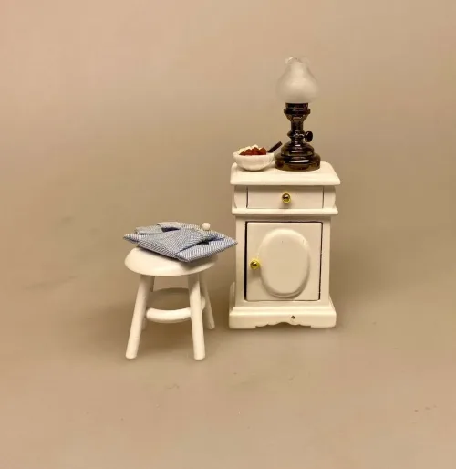 Miniature Taburet Hvid, ny, lav, 2703, rund, Miniature, skammel, taburet, fodskammel, gymnastikskammel, nisser, nisserne, nissedør, nissebo, nissehus, badeværelse, dukkehus, dukkehusting, tilbehør, dukkehusmøbler, dukkemøbler, miniature, miniaturer, sætterkasse, sættekasse, ting til, 1:12, biti, ribe, sort sol, vadehavet,