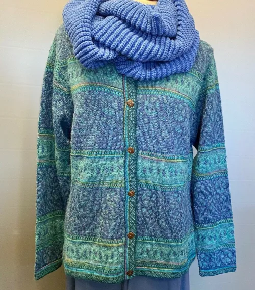 Eribe Strikket Tube Tørklæde Uld - Blues, Alpaca Cardigan - Sal med Rund Hals - Blå Turkis, jaquard, borter, blide, toner, Sal, hønsestrik, mønsterstrik, feminin, sporty, elegant, luksus, flot, særlig, lækker, kvalitet, strikjakke, striktrøje, jakke, cardigan, med knapper, alpaka, alpakka, alpaca,lama, lamauld, cashmere, kashmir, uldstrik, biti, ribe, blød, kradser ikke, silke
