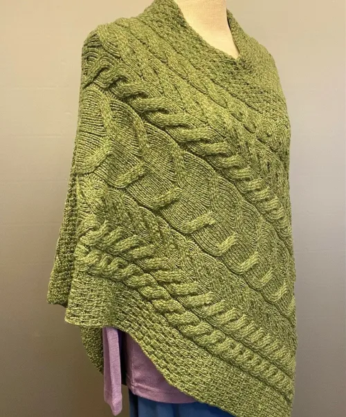 Aran Poncho i Merinould - Grøn, olivengrøn, varm, gulgrøn, b676, 430, irsk, aran, mønster, kabel, strik, håndstrikket, poncho, ren, uld, lambswool, merino, uldponcho, praktisk, smart, lækker, lun, blød, vissengrøn, Aran Poncho i merinould - Lysegrå, poncho, cape, kappe, slag, stola, skuldervarmer, gaveide, ældre, smart, håndstrikket, blød, varm, tørklæde, over skuldrene, aran, irsk, kabelstrik, kabelstrikket, ung, unge, piger, kvinder, damer, julegave, ide, overtøj, fryser, lun, klædelig, praktisk, kørestol, holde varmen, aranstrik, biti, ribe, dansk, design, super, fin, praktisk, flyveren, indenfor, terrassen,