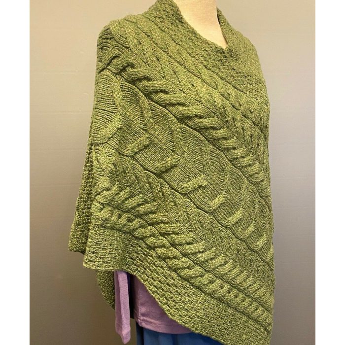 Aran Poncho i Merinould - Grøn, olivengrøn, varm, gulgrøn, b676, 430, irsk, aran, mønster, kabel, strik, håndstrikket, poncho, ren, uld, lambswool, merino, uldponcho, praktisk, smart, lækker, lun, blød, vissengrøn, Aran Poncho i merinould - Lysegrå, poncho, cape, kappe, slag, stola, skuldervarmer, gaveide, ældre, smart, håndstrikket, blød, varm, tørklæde, over skuldrene, aran, irsk, kabelstrik, kabelstrikket, ung, unge, piger, kvinder, damer, julegave, ide, overtøj, fryser, lun, klædelig, praktisk, kørestol, holde varmen, aranstrik, biti, ribe, dansk, design, super, fin, praktisk, flyveren, indenfor, terrassen,