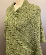Aran Poncho i Merinould - Grøn, olivengrøn, varm, gulgrøn, b676, 430, irsk, aran, mønster, kabel, strik, håndstrikket, poncho, ren, uld, lambswool, merino, uldponcho, praktisk, smart, lækker, lun, blød, vissengrøn, Aran Poncho i merinould - Lysegrå, poncho, cape, kappe, slag, stola, skuldervarmer, gaveide, ældre, smart, håndstrikket, blød, varm, tørklæde, over skuldrene, aran, irsk, kabelstrik, kabelstrikket, ung, unge, piger, kvinder, damer, julegave, ide, overtøj, fryser, lun, klædelig, praktisk, kørestol, holde varmen, aranstrik, biti, ribe, dansk, design, super, fin, praktisk, flyveren, indenfor, terrassen,