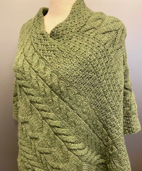 Aran Poncho i Merinould - Grøn, olivengrøn, varm, gulgrøn, b676, 430, irsk, aran, mønster, kabel, strik, håndstrikket, poncho, ren, uld, lambswool, merino, uldponcho, praktisk, smart, lækker, lun, blød, vissengrøn, Aran Poncho i merinould - Lysegrå, poncho, cape, kappe, slag, stola, skuldervarmer, gaveide, ældre, smart, håndstrikket, blød, varm, tørklæde, over skuldrene, aran, irsk, kabelstrik, kabelstrikket, ung, unge, piger, kvinder, damer, julegave, ide, overtøj, fryser, lun, klædelig, praktisk, kørestol, holde varmen, aranstrik, biti, ribe, dansk, design, super, fin, praktisk, flyveren, indenfor, terrassen,