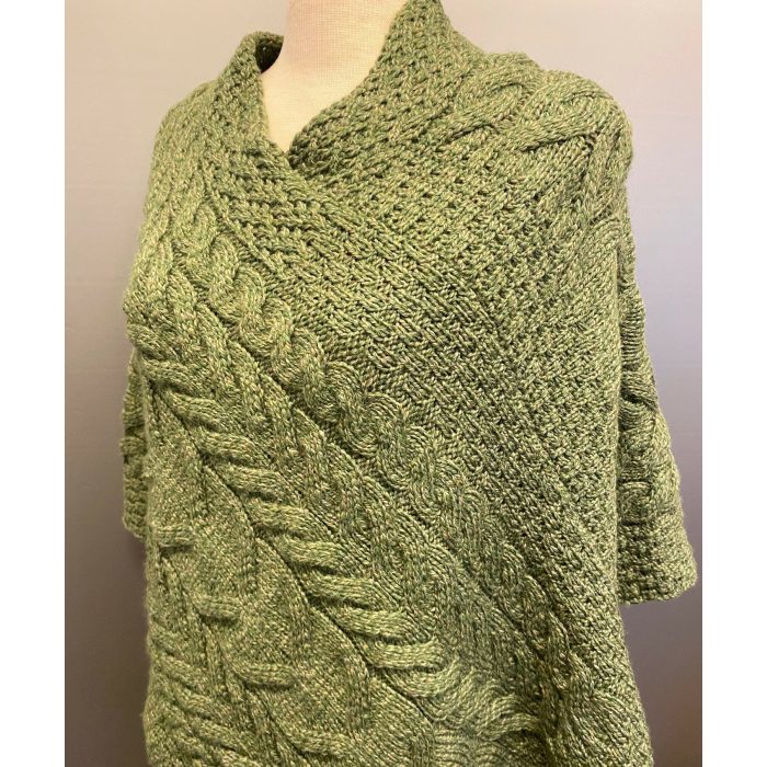 Aran Poncho i Merinould - Grøn, olivengrøn, varm, gulgrøn, b676, 430, irsk, aran, mønster, kabel, strik, håndstrikket, poncho, ren, uld, lambswool, merino, uldponcho, praktisk, smart, lækker, lun, blød, vissengrøn, Aran Poncho i merinould - Lysegrå, poncho, cape, kappe, slag, stola, skuldervarmer, gaveide, ældre, smart, håndstrikket, blød, varm, tørklæde, over skuldrene, aran, irsk, kabelstrik, kabelstrikket, ung, unge, piger, kvinder, damer, julegave, ide, overtøj, fryser, lun, klædelig, praktisk, kørestol, holde varmen, aranstrik, biti, ribe, dansk, design, super, fin, praktisk, flyveren, indenfor, terrassen,