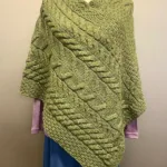 Aran Poncho i Merinould - Grøn, olivengrøn, varm, gulgrøn, b676, 430, irsk, aran, mønster, kabel, strik, håndstrikket, poncho, ren, uld, lambswool, merino, uldponcho, praktisk, smart, lækker, lun, blød, vissengrøn, Aran Poncho i merinould - Lysegrå, poncho, cape, kappe, slag, stola, skuldervarmer, gaveide, ældre, smart, håndstrikket, blød, varm, tørklæde, over skuldrene, aran, irsk, kabelstrik, kabelstrikket, ung, unge, piger, kvinder, damer, julegave, ide, overtøj, fryser, lun, klædelig, praktisk, kørestol, holde varmen, aranstrik, biti, ribe, dansk, design, super, fin, praktisk, flyveren, indenfor, terrassen,