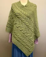 Aran Poncho i Merinould - Grøn, olivengrøn, varm, gulgrøn, b676, 430, irsk, aran, mønster, kabel, strik, håndstrikket, poncho, ren, uld, lambswool, merino, uldponcho, praktisk, smart, lækker, lun, blød, vissengrøn, Aran Poncho i merinould - Lysegrå, poncho, cape, kappe, slag, stola, skuldervarmer, gaveide, ældre, smart, håndstrikket, blød, varm, tørklæde, over skuldrene, aran, irsk, kabelstrik, kabelstrikket, ung, unge, piger, kvinder, damer, julegave, ide, overtøj, fryser, lun, klædelig, praktisk, kørestol, holde varmen, aranstrik, biti, ribe, dansk, design, super, fin, praktisk, flyveren, indenfor, terrassen,