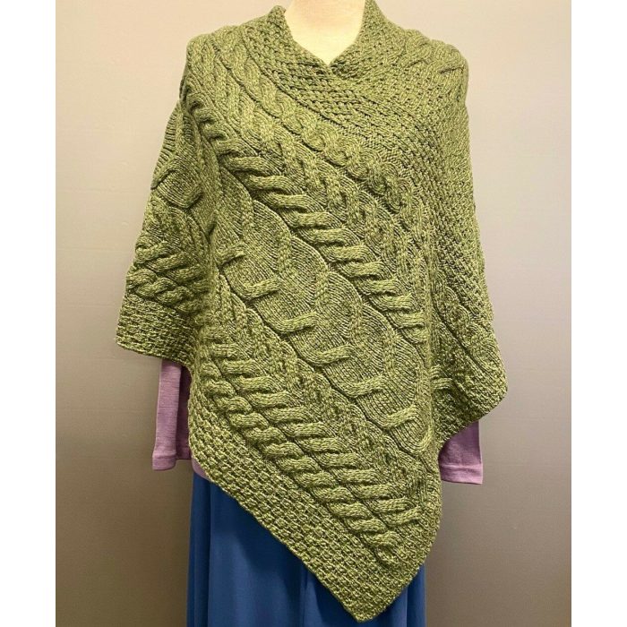Aran Poncho i Merinould - Grøn, olivengrøn, varm, gulgrøn, b676, 430, irsk, aran, mønster, kabel, strik, håndstrikket, poncho, ren, uld, lambswool, merino, uldponcho, praktisk, smart, lækker, lun, blød, vissengrøn, Aran Poncho i merinould - Lysegrå, poncho, cape, kappe, slag, stola, skuldervarmer, gaveide, ældre, smart, håndstrikket, blød, varm, tørklæde, over skuldrene, aran, irsk, kabelstrik, kabelstrikket, ung, unge, piger, kvinder, damer, julegave, ide, overtøj, fryser, lun, klædelig, praktisk, kørestol, holde varmen, aranstrik, biti, ribe, dansk, design, super, fin, praktisk, flyveren, indenfor, terrassen,