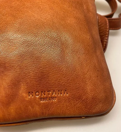 Bøffellæder Taske Ennis Cognac Brun, gylden, tan, camel, lysebrun, kernelæder,bøffellæder, bøffelskind, axelsons, montana, dansk, design, kraftig, sej, cool, stærk, casual, klassisk, kvalitet, lækker, lille, rummelig, cross over, cross body, skuldertaske, fest, hverdag, taske, biti, ribe, billig, tilbud, gave, gaveide, herretaske, til mænd, til drenge