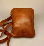 Bøffellæder Taske Ennis Cognac Brun, gylden, tan, camel, lysebrun, kernelæder,bøffellæder, bøffelskind, axelsons, montana, dansk, design, kraftig, sej, cool, stærk, casual, klassisk, kvalitet, lækker, lille, rummelig, cross over, cross body, skuldertaske, fest, hverdag, taske, biti, ribe, billig, tilbud, gave, gaveide, herretaske, til mænd, til drenge