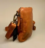 Bøffellæder Taske Ennis Cognac Brun, gylden, tan, camel, lysebrun, kernelæder,bøffellæder, bøffelskind, axelsons, montana, dansk, design, kraftig, sej, cool, stærk, casual, klassisk, kvalitet, lækker, lille, rummelig, cross over, cross body, skuldertaske, fest, hverdag, taske, biti, ribe, billig, tilbud, gave, gaveide, herretaske, til mænd, til drenge