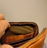 Bøffellæder Taske Ennis Cognac Brun, gylden, tan, camel, lysebrun, kernelæder,bøffellæder, bøffelskind, axelsons, montana, dansk, design, kraftig, sej, cool, stærk, casual, klassisk, kvalitet, lækker, lille, rummelig, cross over, cross body, skuldertaske, fest, hverdag, taske, biti, ribe, billig, tilbud, gave, gaveide, herretaske, til mænd, til drenge