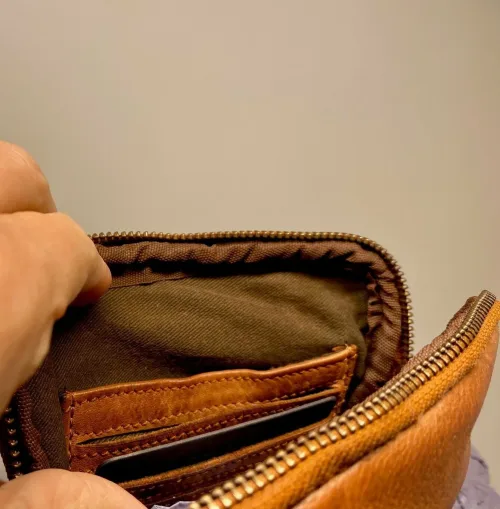 Bøffellæder Taske Ennis Cognac Brun, gylden, tan, camel, lysebrun, kernelæder,bøffellæder, bøffelskind, axelsons, montana, dansk, design, kraftig, sej, cool, stærk, casual, klassisk, kvalitet, lækker, lille, rummelig, cross over, cross body, skuldertaske, fest, hverdag, taske, biti, ribe, billig, tilbud, gave, gaveide, herretaske, til mænd, til drenge