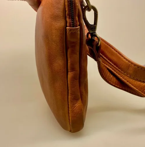 Bøffellæder Taske Ennis Cognac Brun, gylden, tan, camel, lysebrun, kernelæder,bøffellæder, bøffelskind, axelsons, montana, dansk, design, kraftig, sej, cool, stærk, casual, klassisk, kvalitet, lækker, lille, rummelig, cross over, cross body, skuldertaske, fest, hverdag, taske, biti, ribe, billig, tilbud, gave, gaveide, herretaske, til mænd, til drenge