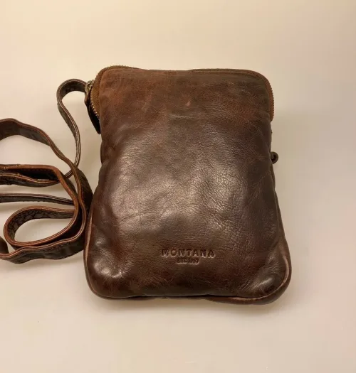 Bøffellæder Taske Ennis Kaffe Brun, mørkebrun, brun, kaffebrun, bøffellæder, bøffelskind, axelsons, montana, dansk, design, kraftig, sej, cool, stærk, casual, klassisk, kvalitet, lækker, lille, rummelig, cross over, cross body, skuldertaske, fest, hverdag, taske, biti, ribe, billig, tilbud, gave, gaveide, herretaske, til mænd, til drenge