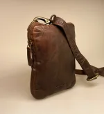 Bøffellæder Taske Ennis Kaffe Brun, mørkebrun, brun, kaffebrun, bøffellæder, bøffelskind, axelsons, montana, dansk, design, kraftig, sej, cool, stærk, casual, klassisk, kvalitet, lækker, lille, rummelig, cross over, cross body, skuldertaske, fest, hverdag, taske, biti, ribe, billig, tilbud, gave, gaveide, herretaske, til mænd, til drenge