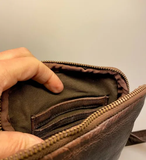 Bøffellæder Taske Ennis Kaffe Brun, mørkebrun, brun, kaffebrun, bøffellæder, bøffelskind, axelsons, montana, dansk, design, kraftig, sej, cool, stærk, casual, klassisk, kvalitet, lækker, lille, rummelig, cross over, cross body, skuldertaske, fest, hverdag, taske, biti, ribe, billig, tilbud, gave, gaveide, herretaske, til mænd, til drenge