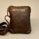 Bøffellæder Taske Ennis Kaffe Brun, mørkebrun, brun, kaffebrun, bøffellæder, bøffelskind, axelsons, montana, dansk, design, kraftig, sej, cool, stærk, casual, klassisk, kvalitet, lækker, lille, rummelig, cross over, cross body, skuldertaske, fest, hverdag, taske, biti, ribe, billig, tilbud, gave, gaveide, herretaske, til mænd, til drenge