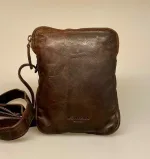 Bøffellæder Taske Ennis Kaffe Brun, mørkebrun, brun, kaffebrun, bøffellæder, bøffelskind, axelsons, montana, dansk, design, kraftig, sej, cool, stærk, casual, klassisk, kvalitet, lækker, lille, rummelig, cross over, cross body, skuldertaske, fest, hverdag, taske, biti, ribe, billig, tilbud, gave, gaveide, herretaske, til mænd, til drenge