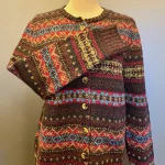 Eribé Cardigan - Westray Rubyglow, skotsk, design, skotland, ren, uld, lambswool, lammeuld, blød, vamset, mønster, borter, mættede, dybe, farver, striber, hønsestrik, moderne, klassisk, striktrøje, strikjakke, cardigan, uld, uldstrik, uldcardigan, uldjakke, smart, frisk, sporty, stil, biti, ribe, knapper, knappet, lækker, krader ikke, biti, ribe