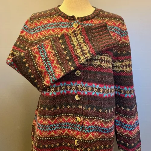 Eribé Cardigan - Westray Rubyglow, skotsk, design, skotland, ren, uld, lambswool, lammeuld, blød, vamset, mønster, borter, mættede, dybe, farver, striber, hønsestrik, moderne, klassisk, striktrøje, strikjakke, cardigan, uld, uldstrik, uldcardigan, uldjakke, smart, frisk, sporty, stil, biti, ribe, knapper, knappet, lækker, krader ikke, biti, ribe