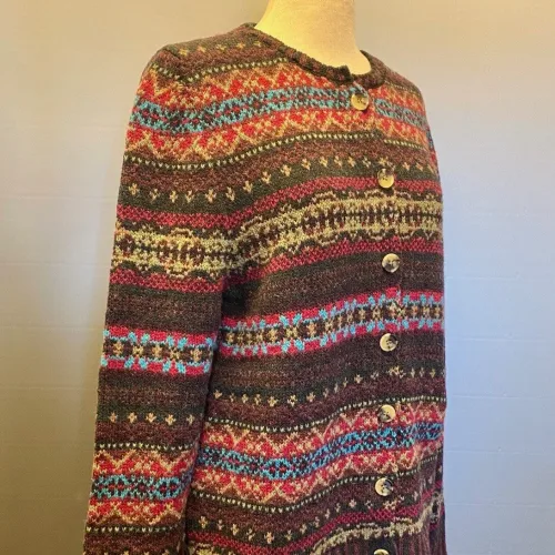Eribé Cardigan - Westray Rubyglow, skotsk, design, skotland, ren, uld, lambswool, lammeuld, blød, vamset, mønster, borter, mættede, dybe, farver, striber, hønsestrik, moderne, klassisk, striktrøje, strikjakke, cardigan, uld, uldstrik, uldcardigan, uldjakke, smart, frisk, sporty, stil, biti, ribe, knapper, knappet, lækker, krader ikke, biti, ribe