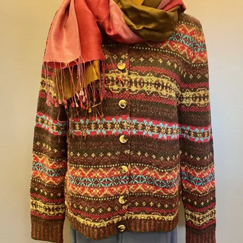 Eribé Cardigan - Westray Rubyglow, skotsk, design, skotland, ren, uld, lambswool, lammeuld, blød, vamset, mønster, borter, mættede, dybe, farver, striber, hønsestrik, moderne, klassisk, striktrøje, strikjakke, cardigan, uld, uldstrik, uldcardigan, uldjakke, smart, frisk, sporty, stil, biti, ribe, knapper, knappet, lækker, krader ikke, biti, ribe