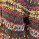 Eribé Cardigan - Westray Rubyglow, skotsk, design, skotland, ren, uld, lambswool, lammeuld, blød, vamset, mønster, borter, mættede, dybe, farver, striber, hønsestrik, moderne, klassisk, striktrøje, strikjakke, cardigan, uld, uldstrik, uldcardigan, uldjakke, smart, frisk, sporty, stil, biti, ribe, knapper, knappet, lækker, krader ikke, biti, ribe