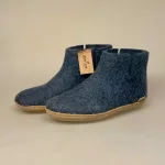 Filtede Hjemmesko - Støvle i ren Uld med Ruskindssål Blå, jeansblå, mørkeblå, denim, støvler, filtstøvler, hjemmesko, hjemmestøvler, hjemmesko, uldtøffel, hjemmetøfler, tøfler, uldfutter, hjemmefutter, indesko, uldsko, slippers, uldslippers, filttøfler, filtsko, filthjemmesko, gå udenfor, rågummi, sål, gummisål, naturgummi, holdbare, kvalitet, lækre, gode, behagelige, holdbare, dansk, made in denmark, vadehavet, nationalpark, marsklam, vadehavsfår, biti, ribe, glerups, glerup, nanny, design, jeansblå,denimblå, blågrå, til mænd, til damer, herrehjemmesko, danske, dansk, design, made in denmark, til mænd, damer, voksne