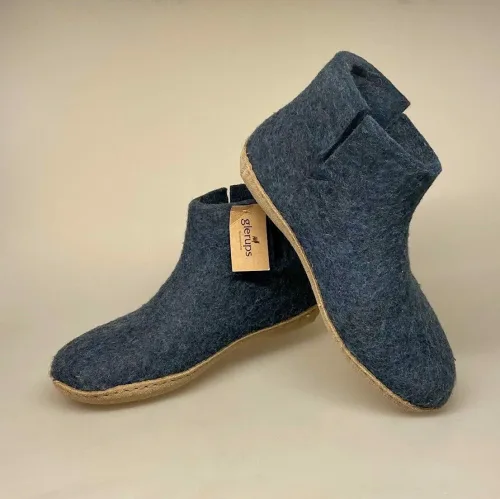 Filtede Hjemmesko - Støvle i ren Uld med Ruskindssål Blå, jeansblå, mørkeblå, denim, støvler, filtstøvler, hjemmesko, hjemmestøvler, hjemmesko, uldtøffel, hjemmetøfler, tøfler, uldfutter, hjemmefutter, indesko, uldsko, slippers, uldslippers, filttøfler, filtsko, filthjemmesko, gå udenfor, rågummi, sål, gummisål, naturgummi, holdbare, kvalitet, lækre, gode, behagelige, holdbare, dansk, made in denmark, vadehavet, nationalpark, marsklam, vadehavsfår, biti, ribe, glerups, glerup, nanny, design, jeansblå,denimblå, blågrå, til mænd, til damer, herrehjemmesko, danske, dansk, design, made in denmark, til mænd, damer, voksne
