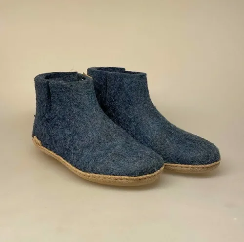 Filtede Hjemmesko - Støvle i ren Uld med Ruskindssål Blå, jeansblå, mørkeblå, denim, støvler, filtstøvler, hjemmesko, hjemmestøvler, hjemmesko, uldtøffel, hjemmetøfler, tøfler, uldfutter, hjemmefutter, indesko, uldsko, slippers, uldslippers, filttøfler, filtsko, filthjemmesko, gå udenfor, rågummi, sål, gummisål, naturgummi, holdbare, kvalitet, lækre, gode, behagelige, holdbare, dansk, made in denmark, vadehavet, nationalpark, marsklam, vadehavsfår, biti, ribe, glerups, glerup, nanny, design, jeansblå,denimblå, blågrå, til mænd, til damer, herrehjemmesko, danske, dansk, design, made in denmark, til mænd, damer, voksne