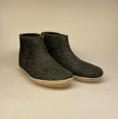 Filtede Hjemmesko - Støvle i ren Uld med Ruskindssål Koks, koksgrå, antrazit, sorte, mørkegrå, charcoal, grå, neutrale, praktiske, støvler, filtstøvler, hjemmesko, hjemmestøvler, hjemmesko, uldtøffel, hjemmetøfler, tøfler, uldfutter, hjemmefutter, indesko, uldsko, slippers, uldslippers, filttøfler, filtsko, filthjemmesko, gå udenfor, rågummi, sål, gummisål, naturgummi, holdbare, kvalitet, lækre, gode, behagelige, holdbare, dansk, made in denmark, vadehavet, nationalpark, marsklam, vadehavsfår, biti, ribe, glerups, glerup, nanny, design, jeansblå,denimblå, blågrå, til mænd, til damer, herrehjemmesko, danske, dansk, design, made in denmark, til mænd, damer, voksne