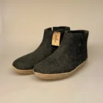 Filtede Hjemmesko - Støvle i ren Uld med Ruskindssål Koks, koksgrå, antrazit, sorte, mørkegrå, charcoal, grå, neutrale, praktiske, støvler, filtstøvler, hjemmesko, hjemmestøvler, hjemmesko, uldtøffel, hjemmetøfler, tøfler, uldfutter, hjemmefutter, indesko, uldsko, slippers, uldslippers, filttøfler, filtsko, filthjemmesko, gå udenfor, rågummi, sål, gummisål, naturgummi, holdbare, kvalitet, lækre, gode, behagelige, holdbare, dansk, made in denmark, vadehavet, nationalpark, marsklam, vadehavsfår, biti, ribe, glerups, glerup, nanny, design, jeansblå,denimblå, blågrå, til mænd, til damer, herrehjemmesko, danske, dansk, design, made in denmark, til mænd, damer, voksne