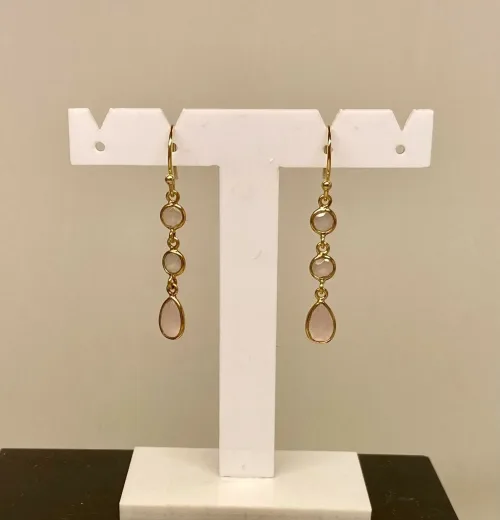 Forgyldte Ørenringe med 3 Facetslebne Sten - Rosa, kvarts, quartz, rosenkvarts, rosa, ægte, sten, lyserød, lange, lette, feminine, billige, flotte, moderne, nye, guld, forgyldt, guldbelagt, sterling, sølv, gyldne, lange, festlige, fest, øreringe, hængere, hængeøreringe, farver, krystaller, smukke, flotte, fine, moderne, susanne friis bjørner, pico, enamel, cph, maanesten, stine a, dansk, design, biti, ribe