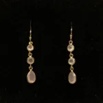 Forgyldte Ørenringe med 3 Facetslebne Sten - Rosa, kvarts, quartz, rosenkvarts, rosa, ægte, sten, lyserød, lange, lette, feminine, billige, flotte, moderne, nye, guld, forgyldt, guldbelagt, sterling, sølv, gyldne, lange, festlige, fest, øreringe, hængere, hængeøreringe, farver, krystaller, smukke, flotte, fine, moderne, susanne friis bjørner, pico, enamel, cph, maanesten, stine a, dansk, design, biti, ribe