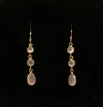 Forgyldte Ørenringe med 3 Facetslebne Sten - Rosa, kvarts, quartz, rosenkvarts, rosa, ægte, sten, lyserød, lange, lette, feminine, billige, flotte, moderne, nye, guld, forgyldt, guldbelagt, sterling, sølv, gyldne, lange, festlige, fest, øreringe, hængere, hængeøreringe, farver, krystaller, smukke, flotte, fine, moderne, susanne friis bjørner, pico, enamel, cph, maanesten, stine a, dansk, design, biti, ribe