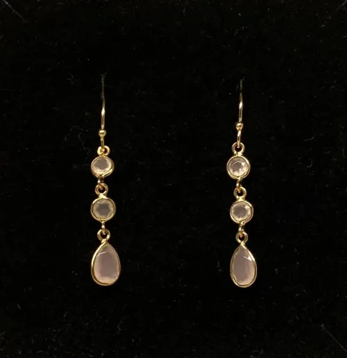 Forgyldte Ørenringe med 3 Facetslebne Sten - Rosa, kvarts, quartz, rosenkvarts, rosa, ægte, sten, lyserød, lange, lette, feminine, billige, flotte, moderne, nye, guld, forgyldt, guldbelagt, sterling, sølv, gyldne, lange, festlige, fest, øreringe, hængere, hængeøreringe, farver, krystaller, smukke, flotte, fine, moderne, susanne friis bjørner, pico, enamel, cph, maanesten, stine a, dansk, design, biti, ribe