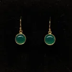 Forgyldte Ørenringe med Glat Rund Sten - Grøn Agat, grønne, sten, øreringe, runde, blanke, guld, ægte, sterling, sølv, forgyldte, guldbelagte, hængere, hængeøreringe, sten, topas, topaz, dybblå, petroleumsblå, flotte, blå, krystaller, moderne, klassiske, julie sandlau, susanne friis bjørner, cph, pico, enamel, maanesten, stine a, jane kønig, dansk, design, brands, biti, ribe