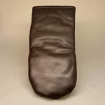 Grillhandske - Kraftigt Læder - Kaffe Brun, mørkebrun, kaffebrun, chokoladebrun, mørk, praktisk, grillluffer, grillvanter, grill, weber, madlavning, mænd i køkkenet, kok, kokketilbehør, læder, skind, klassisk, luksus, lækkert, kvalitet, billigt, dansk, design, tv køkkenet, god morgen danmark, gaven, til manden der har alt, mandegaver,