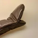 Grillhandske - Kraftigt Læder - Kaffe Brun, mørkebrun, kaffebrun, chokoladebrun, mørk, praktisk, grillluffer, grillvanter, grill, weber, madlavning, mænd i køkkenet, kok, kokketilbehør, læder, skind, klassisk, luksus, lækkert, kvalitet, billigt, dansk, design, tv køkkenet, god morgen danmark, gaven, til manden der har alt, mandegaver,