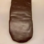 Grillhandske - Kraftigt Læder - Kaffe Brun, mørkebrun, kaffebrun, chokoladebrun, mørk, praktisk, grillluffer, grillvanter, grill, weber, madlavning, mænd i køkkenet, kok, kokketilbehør, læder, skind, klassisk, luksus, lækkert, kvalitet, billigt, dansk, design, tv køkkenet, god morgen danmark, gaven, til manden der har alt, mandegaver,