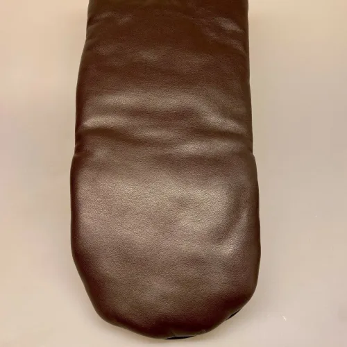 Grillhandske - Kraftigt Læder - Kaffe Brun, mørkebrun, kaffebrun, chokoladebrun, mørk, praktisk, grillluffer, grillvanter, grill, weber, madlavning, mænd i køkkenet, kok, kokketilbehør, læder, skind, klassisk, luksus, lækkert, kvalitet, billigt, dansk, design, tv køkkenet, god morgen danmark, gaven, til manden der har alt, mandegaver,