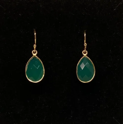 Guld Ørenringe med Facet Dråber - Grøn Agat, klar, grønne, knald, agat, øreringe, ørehængere, ørenhængere, ørekroge, sten, med ægte, sten, ædelsten, grøn, guld, ægte, forgyldte, guldbelagte, sterling sølv, 925, facetslebne, facet, stine a, maanesten, enamel, marianne dulong, julie sandlau, susanne friis bjørner, dansk design, danske brands, flotte, små, gaveide, julegave, hængeøreringe, hængere, biti, ribe, smaragdgrøn