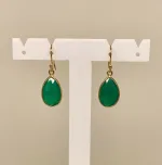 Guld Ørenringe med Facet Dråber - Grøn Agat, klar, grønne, knald, agat, øreringe, ørehængere, ørenhængere, ørekroge, sten, med ægte, sten, ædelsten, grøn, guld, ægte, forgyldte, guldbelagte, sterling sølv, 925, facetslebne, facet, stine a, maanesten, enamel, marianne dulong, julie sandlau, susanne friis bjørner, dansk design, danske brands, flotte, små, gaveide, julegave, hængeøreringe, hængere, biti, ribe, smaragdgrøn