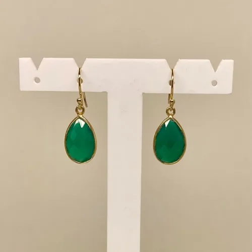 Guld Ørenringe med Facet Dråber - Grøn Agat, klar, grønne, knald, agat, øreringe, ørehængere, ørenhængere, ørekroge, sten, med ægte, sten, ædelsten, grøn, guld, ægte, forgyldte, guldbelagte, sterling sølv, 925, facetslebne, facet, stine a, maanesten, enamel, marianne dulong, julie sandlau, susanne friis bjørner, dansk design, danske brands, flotte, små, gaveide, julegave, hængeøreringe, hængere, biti, ribe, smaragdgrøn