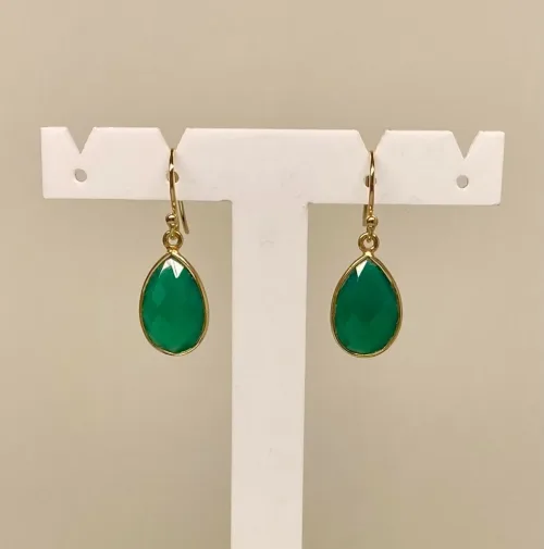 Guld Ørenringe med Facet Dråber - Grøn Agat, klar, grønne, knald, agat, øreringe, ørehængere, ørenhængere, ørekroge, sten, med ægte, sten, ædelsten, grøn, guld, ægte, forgyldte, guldbelagte, sterling sølv, 925, facetslebne, facet, stine a, maanesten, enamel, marianne dulong, julie sandlau, susanne friis bjørner, dansk design, danske brands, flotte, små, gaveide, julegave, hængeøreringe, hængere, biti, ribe, smaragdgrøn