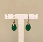 Guld Ørenringe med Facet Dråber - Grøn Agat, klar, grønne, knald, agat, øreringe, ørehængere, ørenhængere, ørekroge, sten, med ægte, sten, ædelsten, grøn, guld, ægte, forgyldte, guldbelagte, sterling sølv, 925, facetslebne, facet, stine a, maanesten, enamel, marianne dulong, julie sandlau, susanne friis bjørner, dansk design, danske brands, flotte, små, gaveide, julegave, hængeøreringe, hængere, biti, ribe, smaragdgrøn