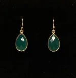 Guld Ørenringe med Facet Dråber - Grøn Agat, klar, grønne, knald, agat, øreringe, ørehængere, ørenhængere, ørekroge, sten, med ægte, sten, ædelsten, grøn, guld, ægte, forgyldte, guldbelagte, sterling sølv, 925, facetslebne, facet, stine a, maanesten, enamel, marianne dulong, julie sandlau, susanne friis bjørner, dansk design, danske brands, flotte, små, gaveide, julegave, hængeøreringe, hængere, biti, ribe, smaragdgrøn
