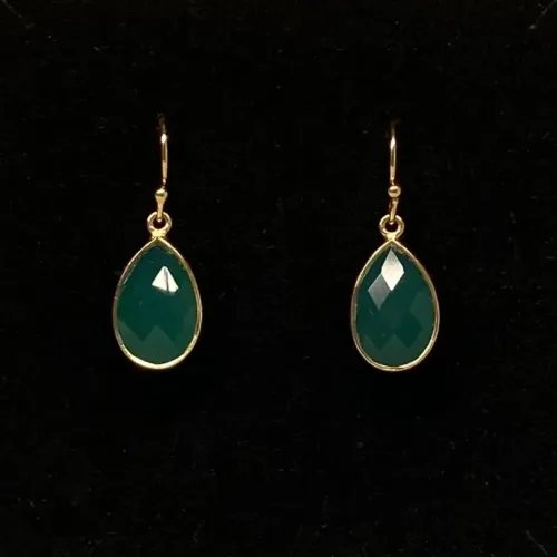 Guld Ørenringe med Facet Dråber - Grøn Agat, klar, grønne, knald, agat, øreringe, ørehængere, ørenhængere, ørekroge, sten, med ægte, sten, ædelsten, grøn, guld, ægte, forgyldte, guldbelagte, sterling sølv, 925, facetslebne, facet, stine a, maanesten, enamel, marianne dulong, julie sandlau, susanne friis bjørner, dansk design, danske brands, flotte, små, gaveide, julegave, hængeøreringe, hængere, biti, ribe, smaragdgrøn
