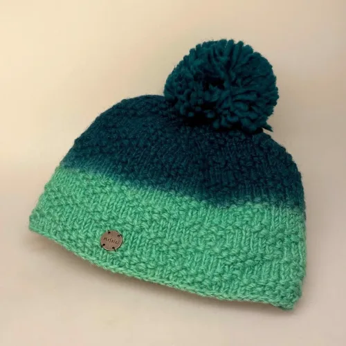Hue i Uld med Foer og Pompon - Grøn Tonet, smaragdgrøn, gairo, 6631, petroleumsgrøn, dip dyed, tie dyed, koloreret, to farvet, kvast, pom pon, tut, sporty, smart, varm, lækker, smart, vinter, uld, ren, uldhue, ulden, enkel, fin, sjov, finurlig, damehue, til, damer, piger, pigehue, accessories, tilbehør, cykel, windstopper, foret, foer, biti, ribe, kvalitet