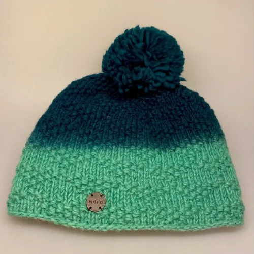 Hue i Uld med Foer og Pompon - Grøn Tonet, smaragdgrøn, gairo, 6631, petroleumsgrøn, dip dyed, tie dyed, koloreret, to farvet, kvast, pom pon, tut, sporty, smart, varm, lækker, smart, vinter, uld, ren, uldhue, ulden, enkel, fin, sjov, finurlig, damehue, til, damer, piger, pigehue, accessories, tilbehør, cykel, windstopper, foret, foer, biti, ribe, kvalitet